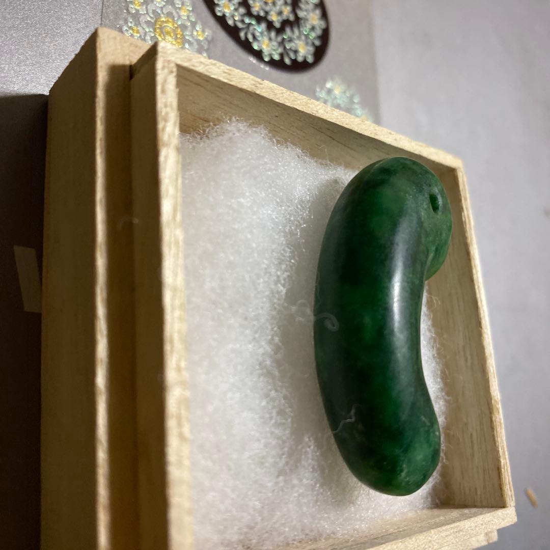 古墳期　強い呪術性を纏う《この字勾玉》— 明るい濃淡翠色斑文を宿すローカン質翡翠