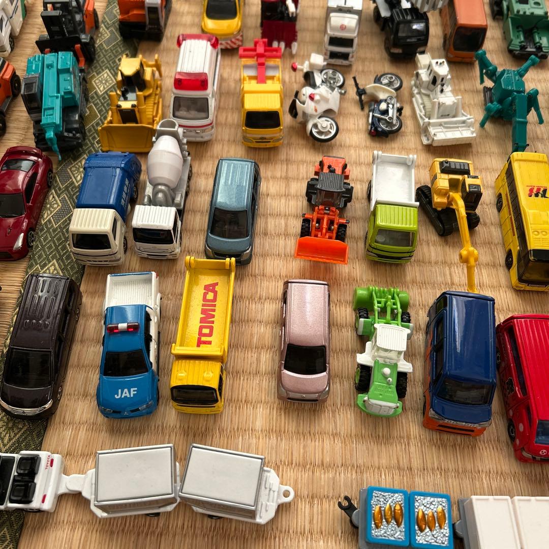 ミニカーのセット（写真1枚目と2枚目）