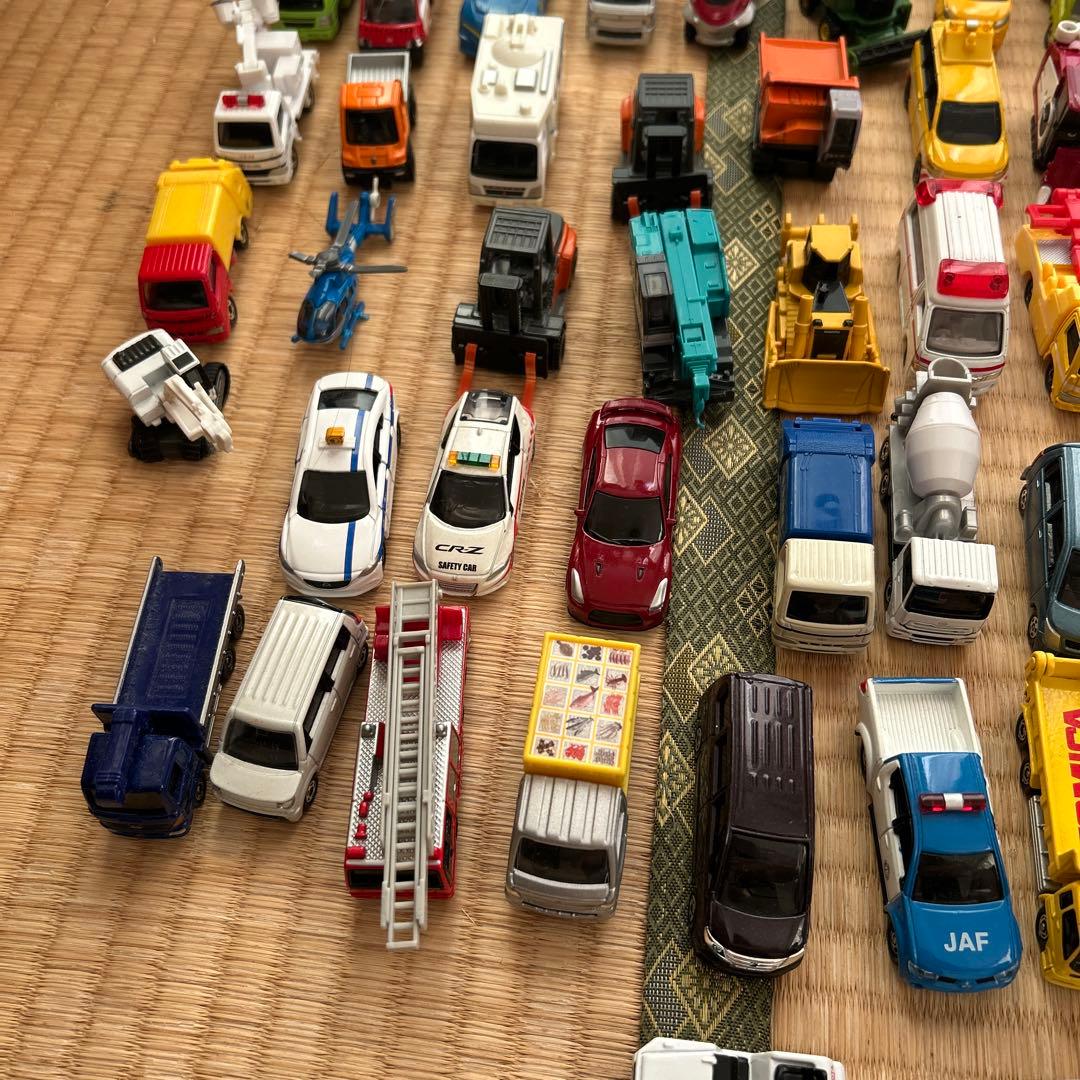 ミニカーのセット（写真1枚目と2枚目）