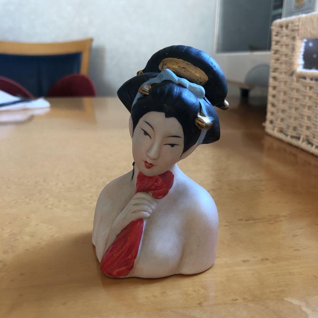 商品名は知りませんが、陶器で作成　　頭のまげ部分が外れて液体が入ります