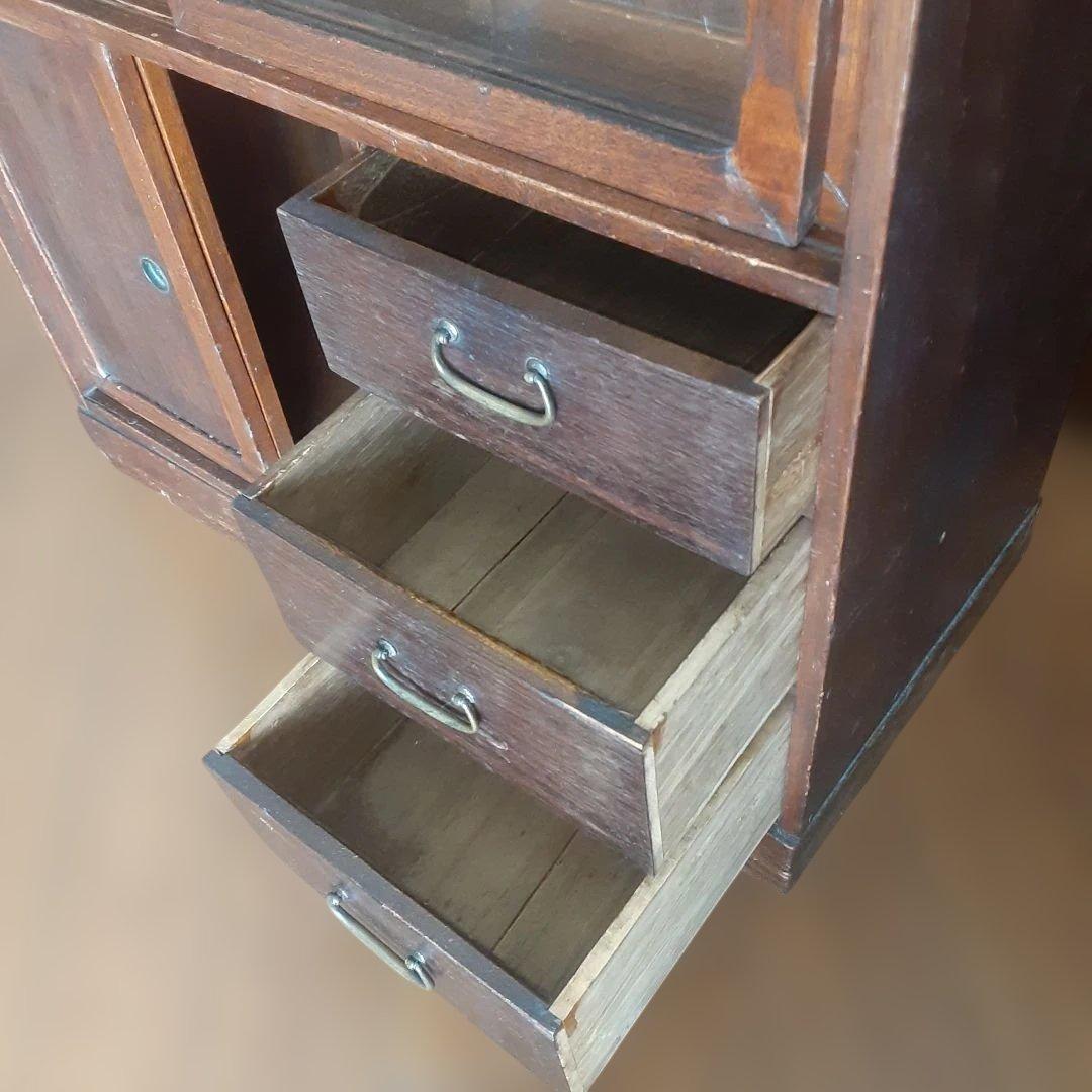 茶箪笥　木製箪笥 ガラス扉 彫刻装飾付き　昭和レトロ