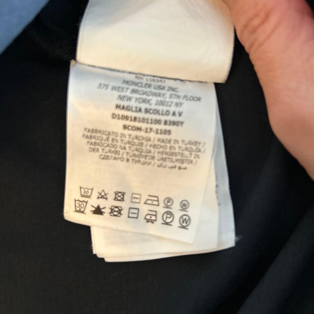 MONCLER 黒Vネック Tシャツ