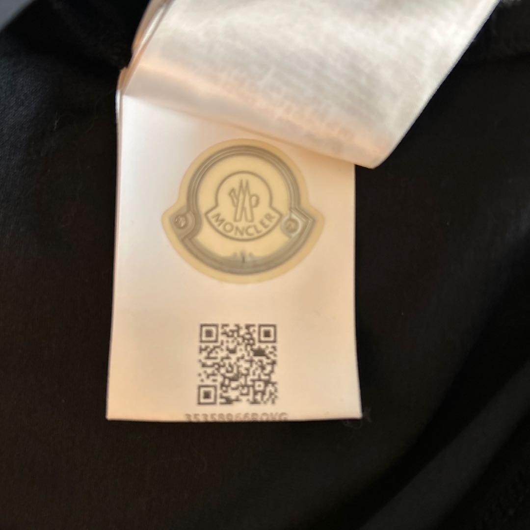 MONCLER 黒Vネック Tシャツ