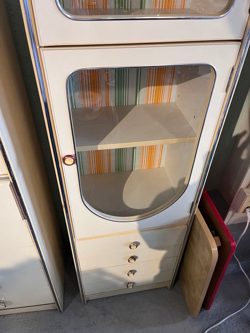 ホワイトアーチ型ガラスキャビネット