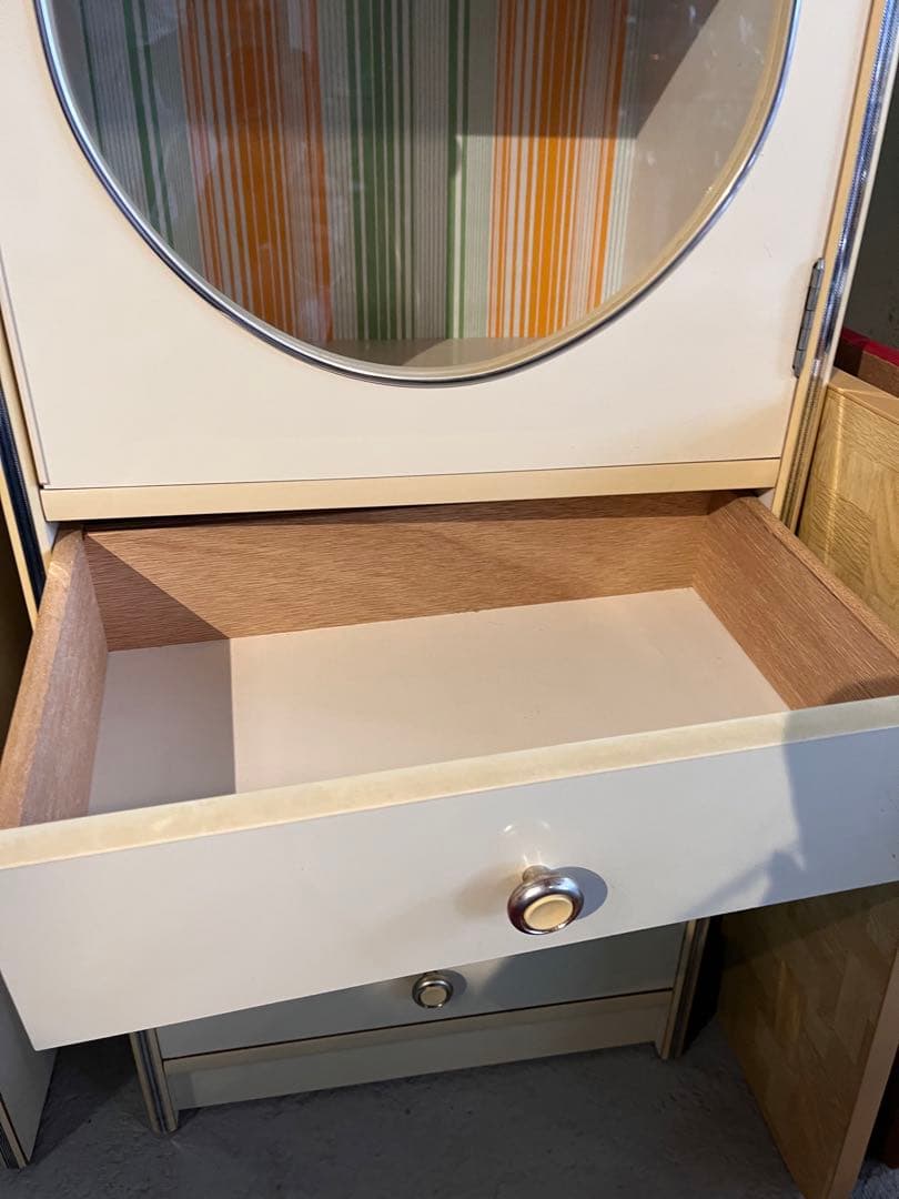 ホワイトアーチ型ガラスキャビネット