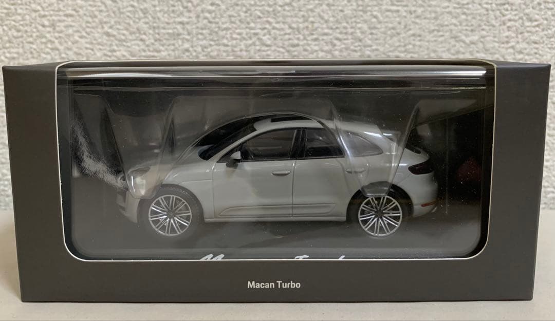 1/43 Porsche Macan turbo ミニカー チョークグレー