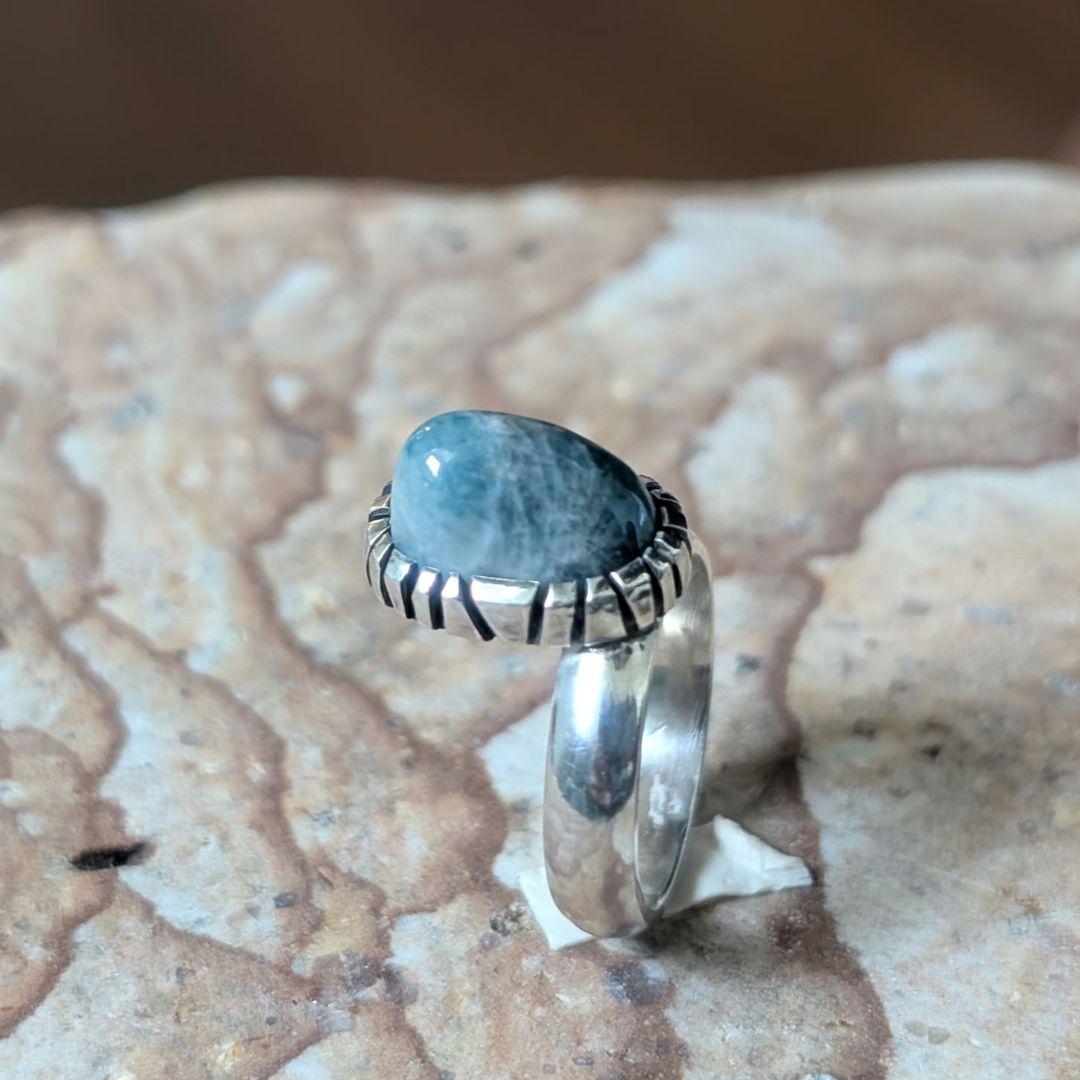 Full-Moon様　ハンドメイドの糸魚川翡翠リング　入りコン沢