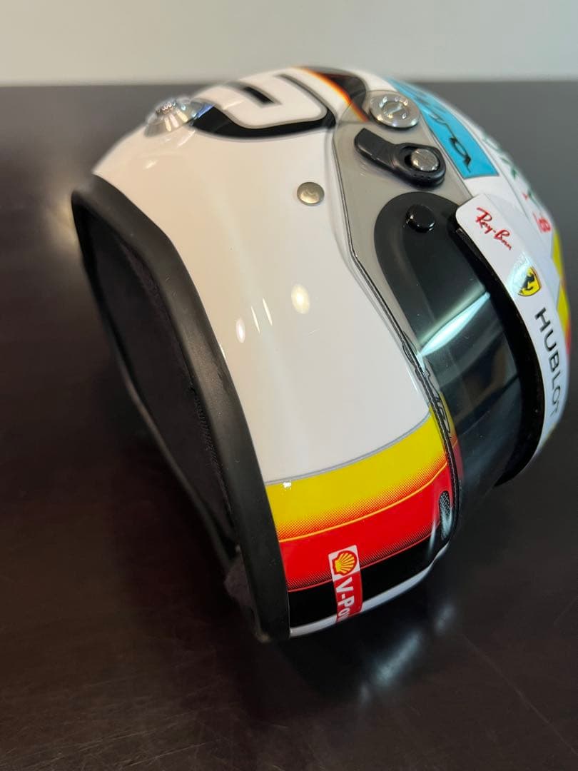 （美品）F1 Ferrari セバスチャンベッテル 直筆サイン入アライ1/2