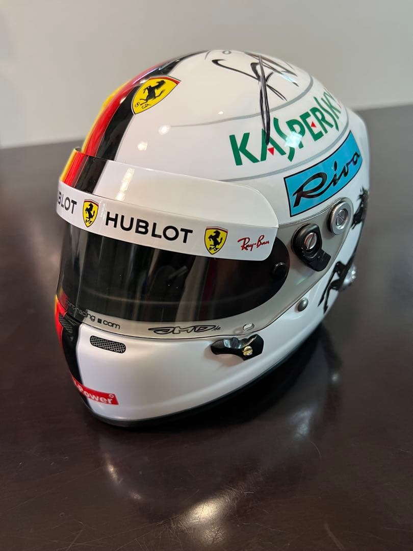 （美品）F1 Ferrari セバスチャンベッテル 直筆サイン入アライ1/2