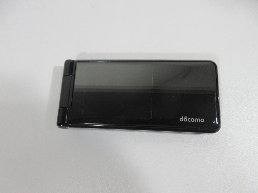 P-01F ブラック 本体と付属品 ③