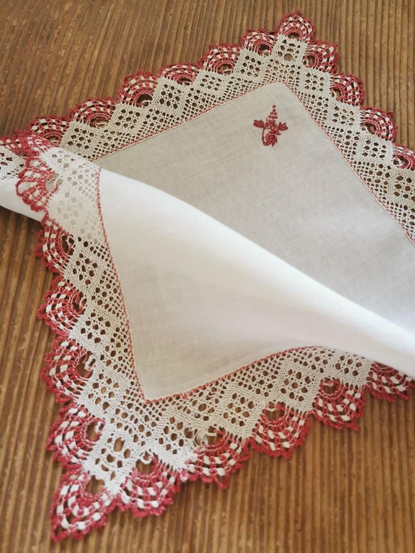 アンティーク ボビンレースフリル装飾 葡萄の花文字赤糸刺繍リネンクロス ハンカチ