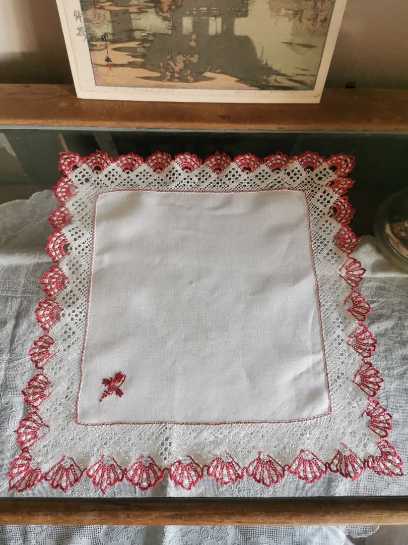 アンティーク ボビンレースフリル装飾 葡萄の花文字赤糸刺繍リネンクロス ハンカチ