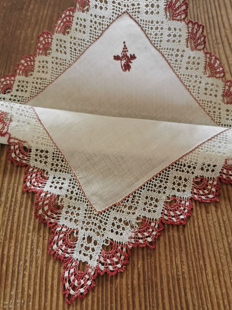 アンティーク ボビンレースフリル装飾 葡萄の花文字赤糸刺繍リネンクロス ハンカチ