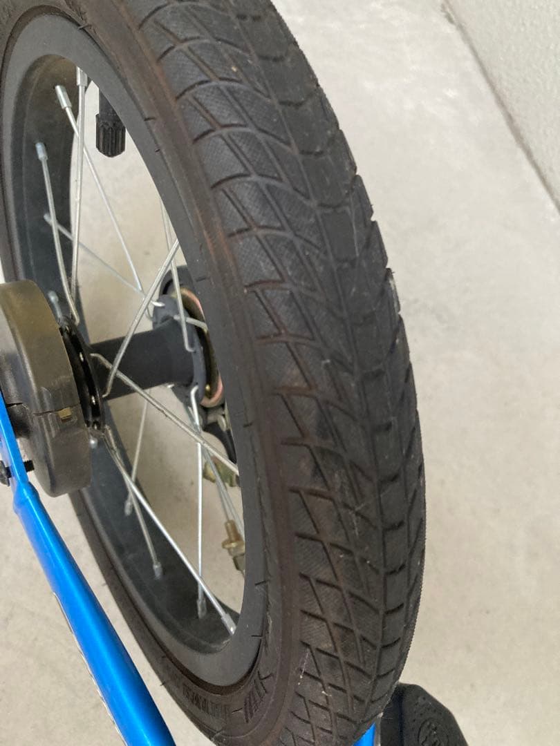 ストライダー14x 、専用キックスタンドと楽々ポンプ付き