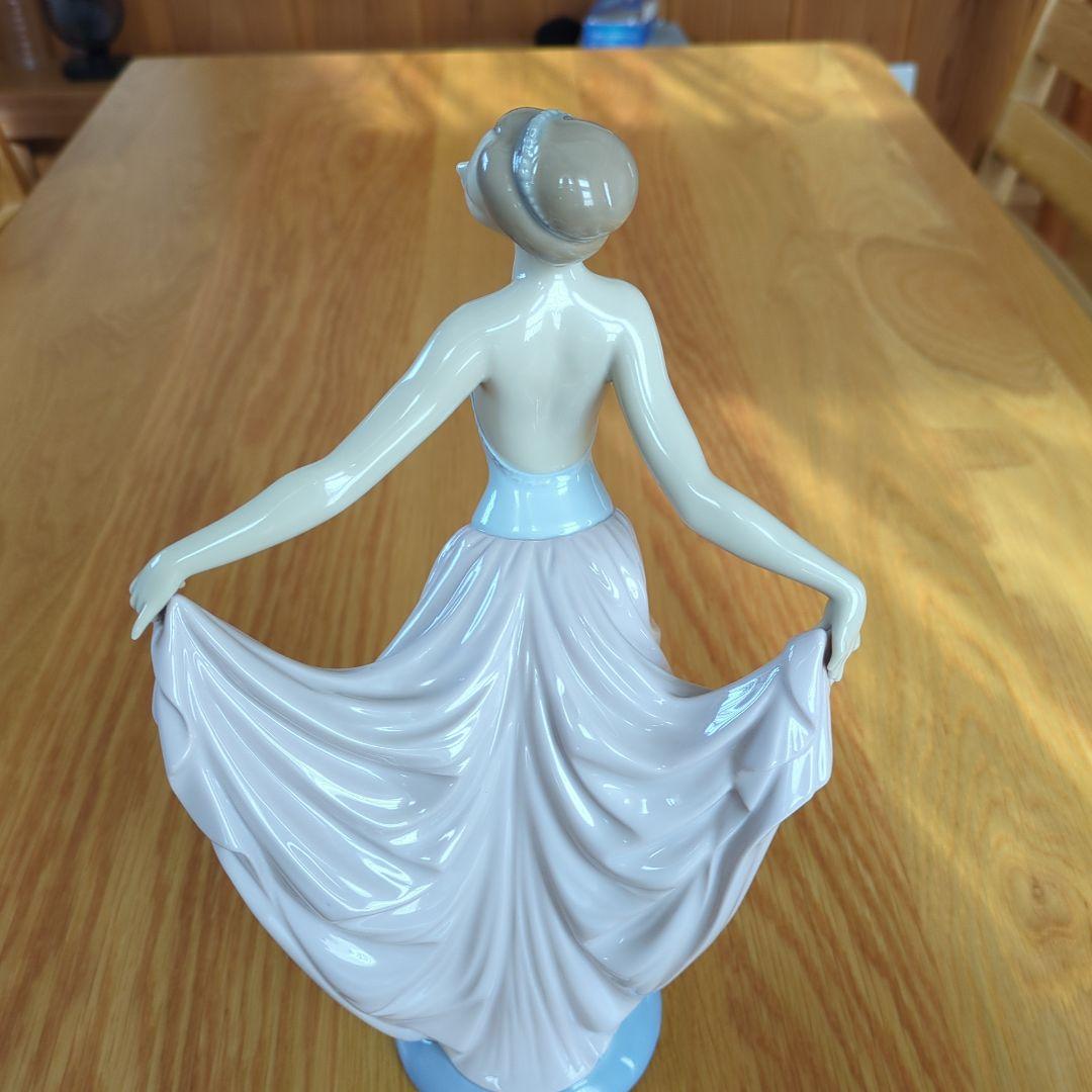 リアドロ女性陶磁器です。