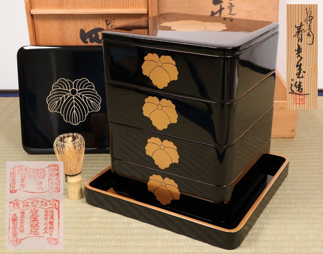輪島塗 久保田春光堂 蔦家紋 四段重 重台 金蒔絵 黒塗 木製 重箱【MA673