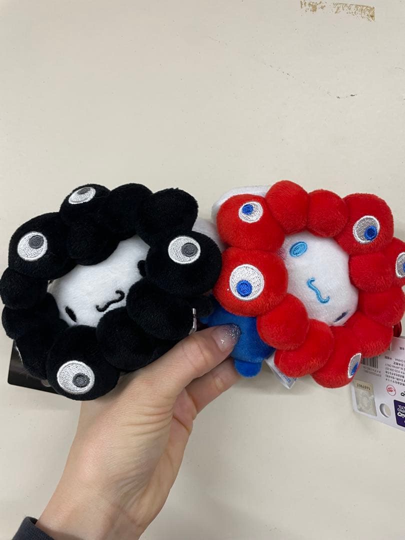 サンリオ×ミャクミャク　なりきりぬいぐるみ　シナモロール　シナモン　赤　黒