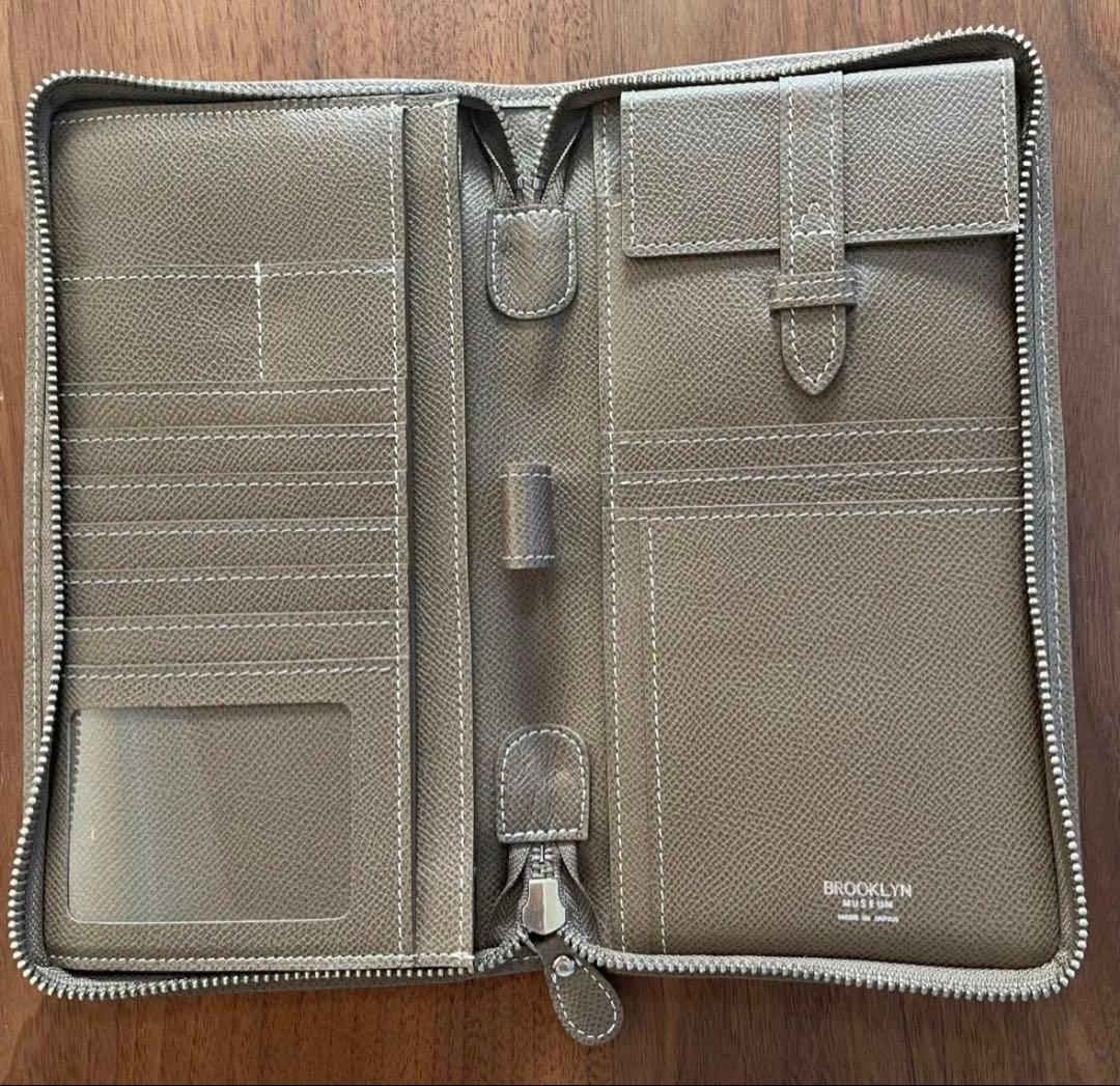 ブルックリンミュージアム　パスポートケース　トープ