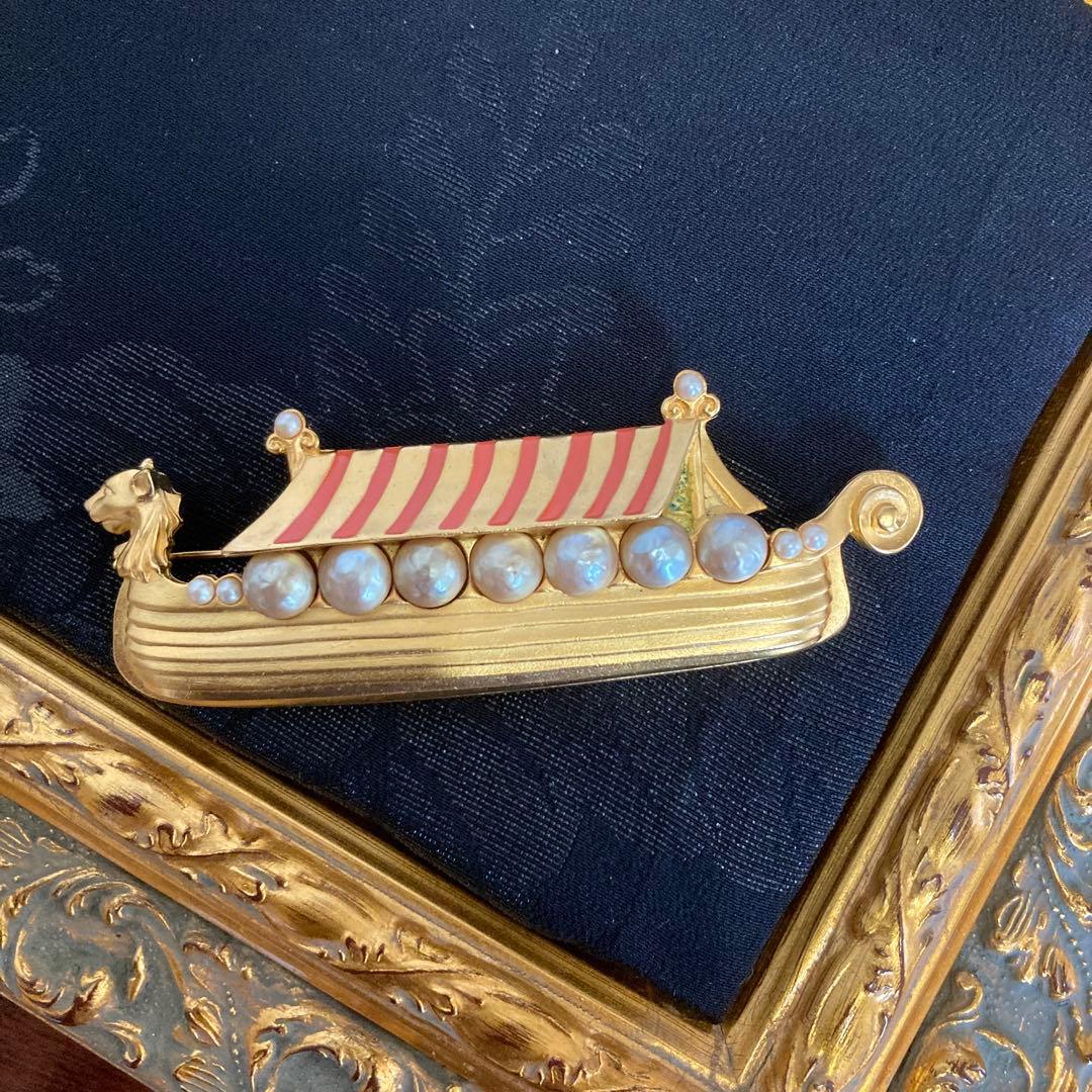 超希少デザイン　❤️カール・ラガーフェルド❤️ 龍頭鷁首風のブローチ　猛獣船⭐️匿名