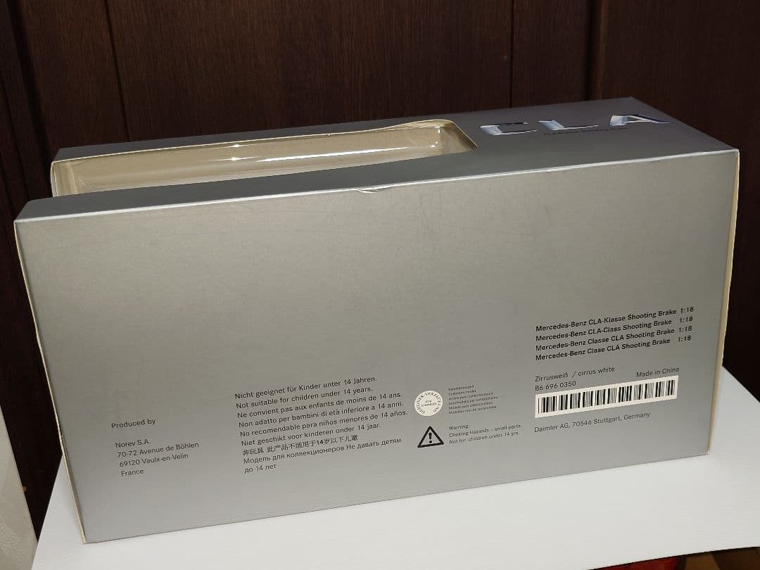メルセデスベンツ CLAシューティングブレーク 1/18 ミニカー ホワイト