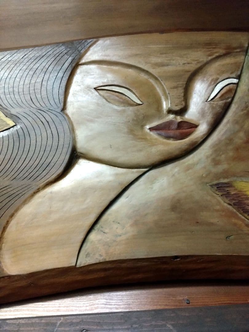 木製レリーフアート 　髪の長い女性と蝶　作家物　手彫り　サイン有り