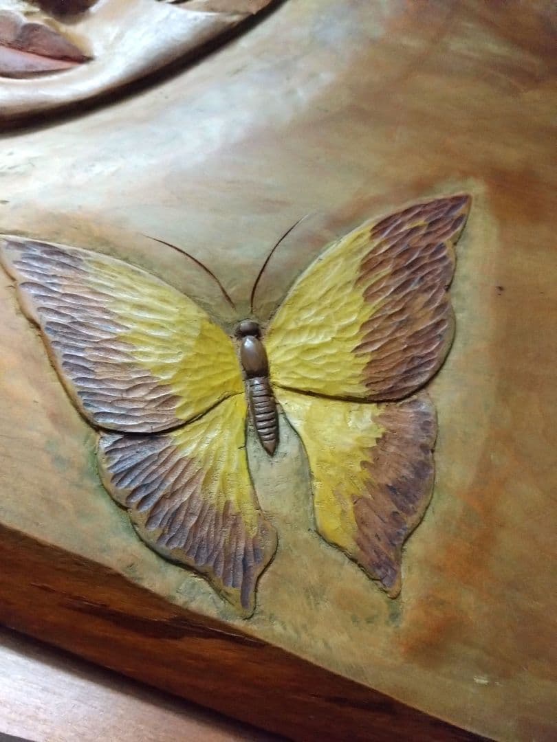 木製レリーフアート 　髪の長い女性と蝶　作家物　手彫り　サイン有り