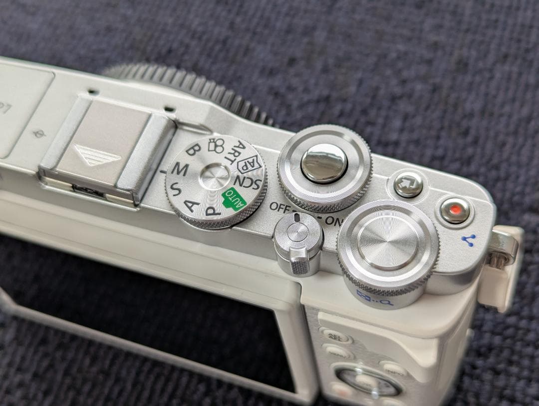 【美品】オリンパス PEN E-P7 ボディ ホワイト ペン OLYMPUS