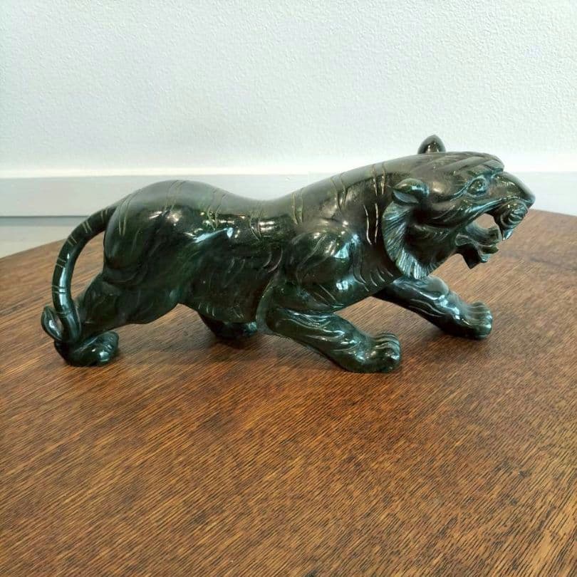 緑色天然石の虎の彫刻 置物　虎　干支　レトロ　天然石　タイガー