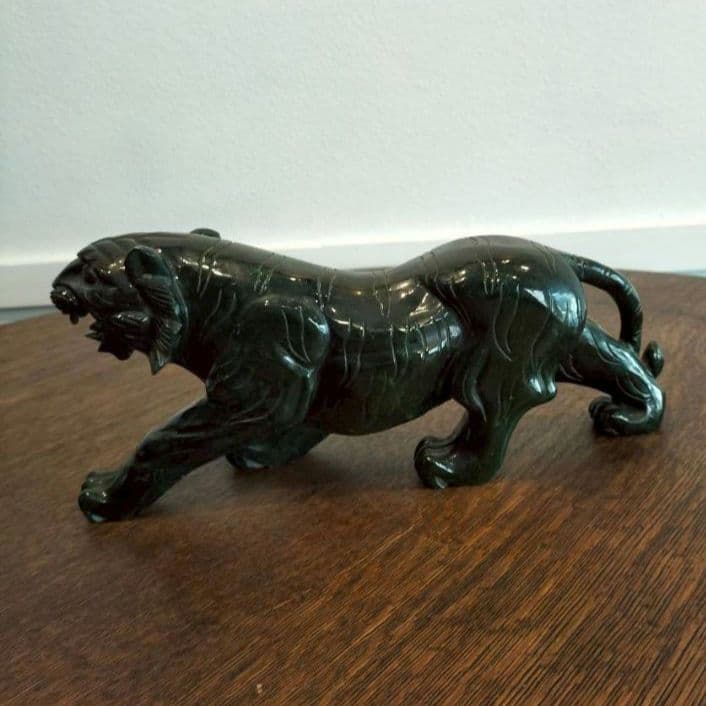 緑色天然石の虎の彫刻 置物　虎　干支　レトロ　天然石　タイガー