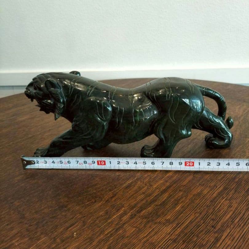 緑色天然石の虎の彫刻 置物　虎　干支　レトロ　天然石　タイガー