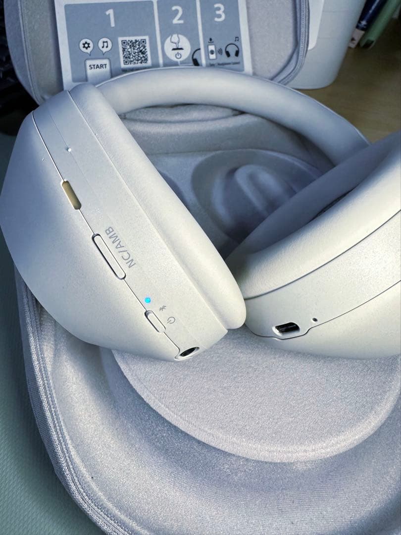 SONY ワイヤレスヘッドホン WH-1000XM5（ホワイト）