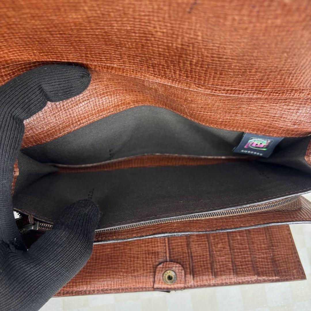 極美品　FENDI フェンディ　長財布　三つ折り　M06