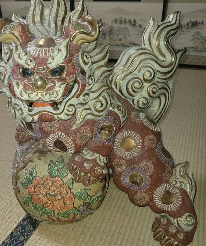 大型置物　九谷焼　大吉窯　玉乗り獅子　狛犬　シーサー風　赤絵　金彩　置物