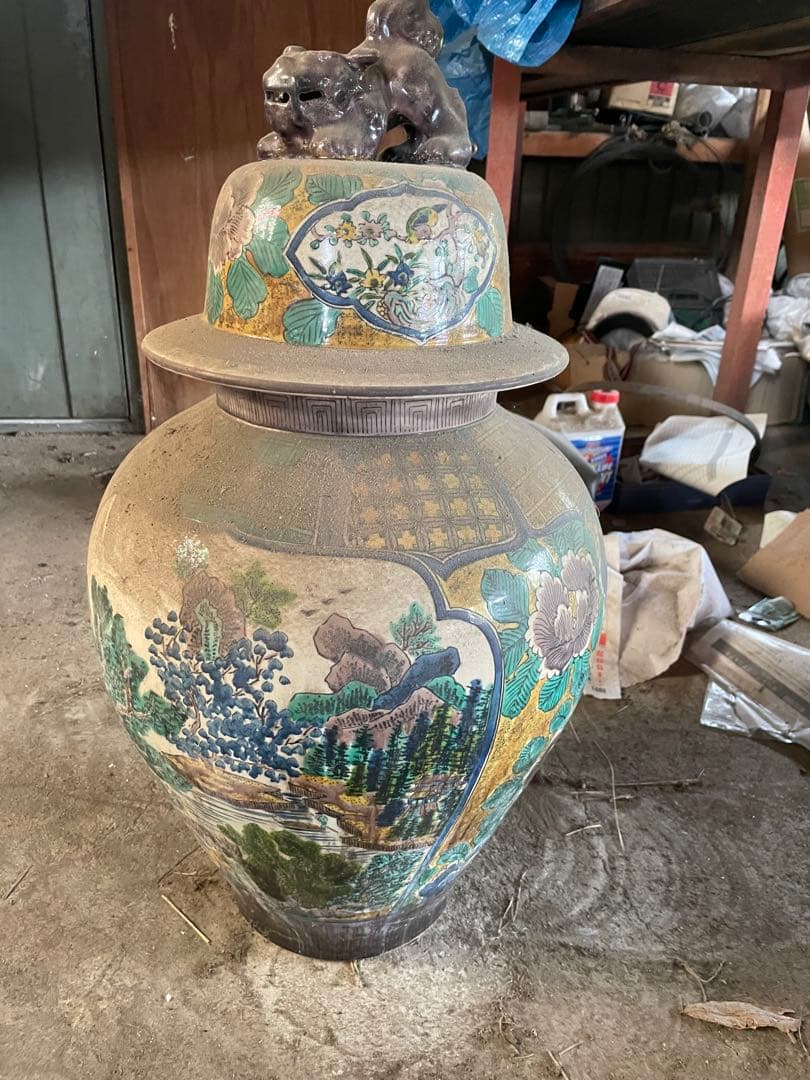 多色絵柄の陶器壺 獅子付き