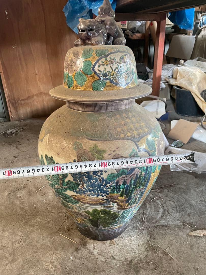 多色絵柄の陶器壺 獅子付き