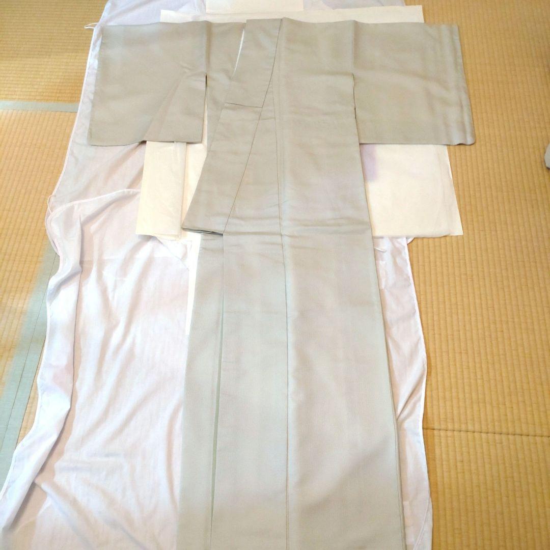 西陣御召　角通し柄　薄い抹茶色　袷　余り布あり　パールトーン加工済　着物のみ