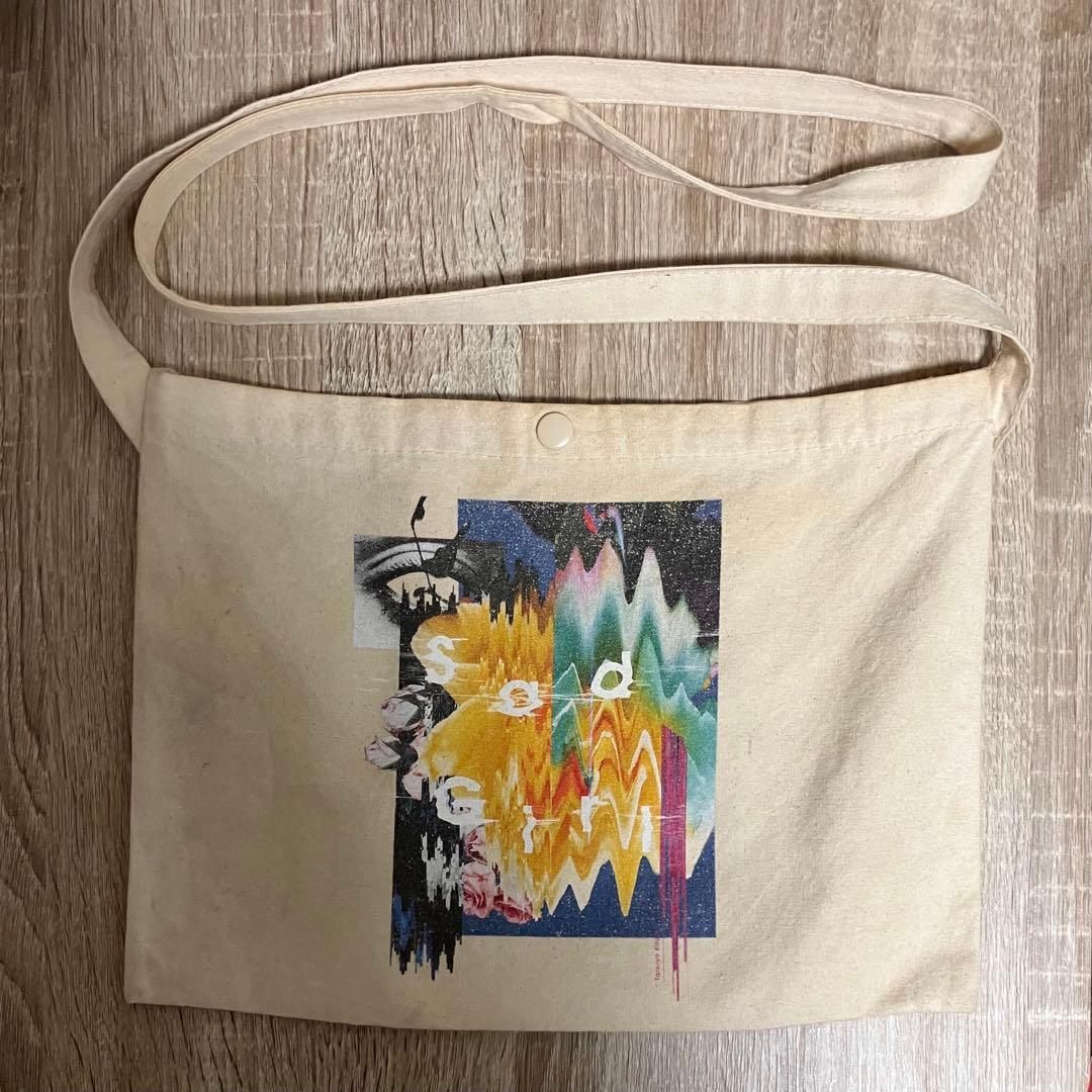 キタニタツヤ×ヴィレッジヴァンガード 『Sad Girl』コラボグッズサコッシュ