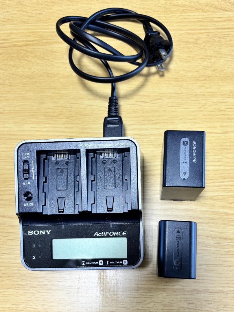 SONYのハイビジョンビデオカメラ ハンディカムHDR-SR12　付属品充実