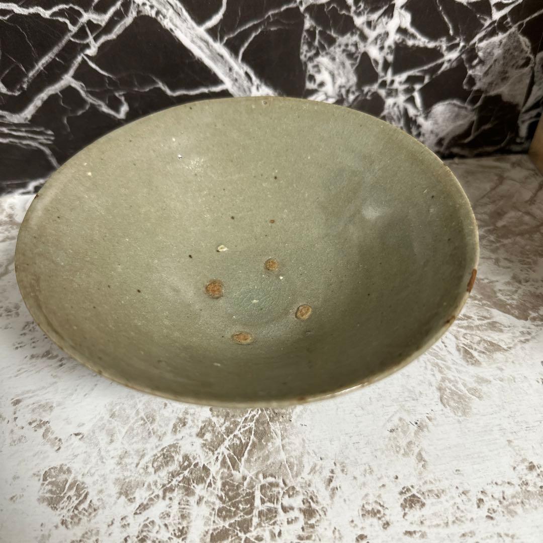 高麗青瓷、平茶碗、高麗末期、李朝初期。帛紗、箱。無傷。