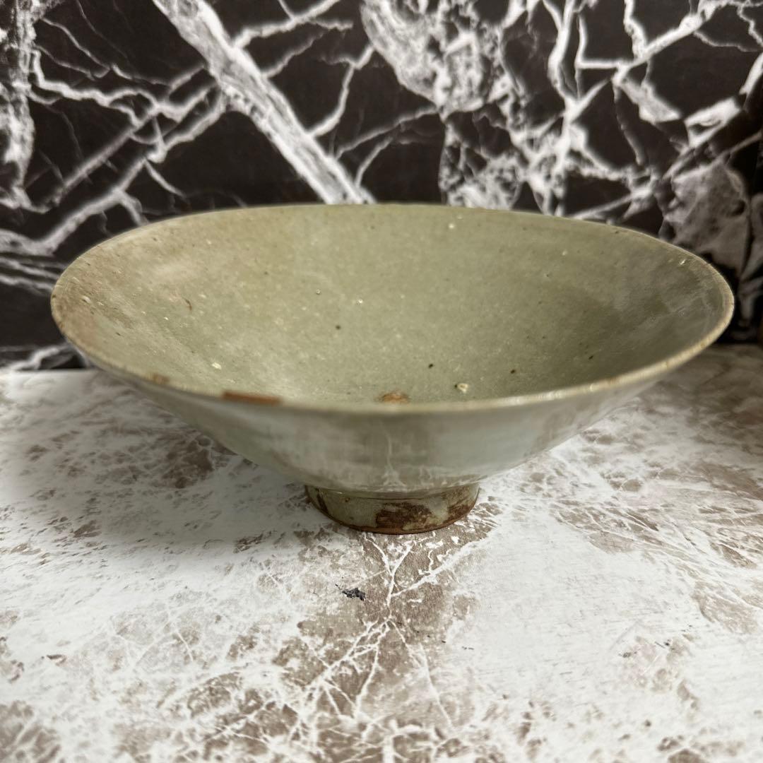 高麗青瓷、平茶碗、高麗末期、李朝初期。帛紗、箱。無傷。