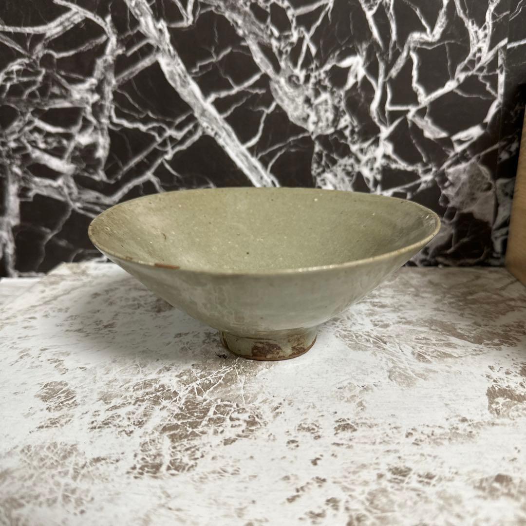 高麗青瓷、平茶碗、高麗末期、李朝初期。帛紗、箱。無傷。