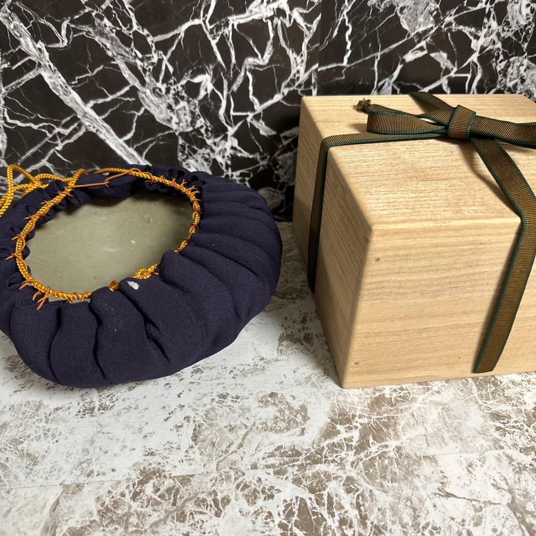 高麗青瓷、平茶碗、高麗末期、李朝初期。帛紗、箱。無傷。