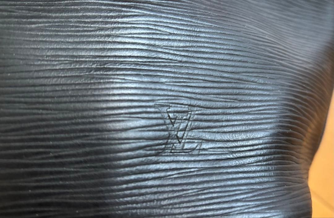 ルイヴィトン　エピ　黒 レザー バケットバッグ　ショルダーバッグ　バケツ型