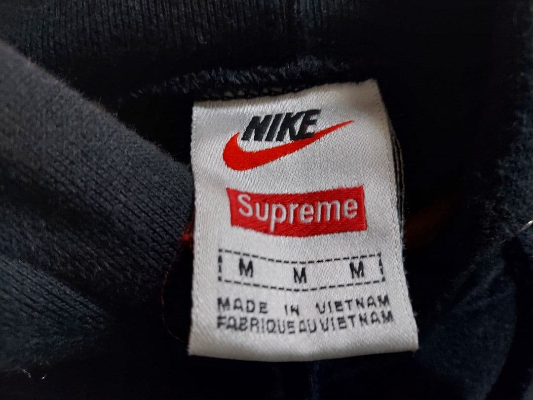 Supreme × NIKE ブラック パーカー 刺繡ロゴ シュプリーム ナイキ