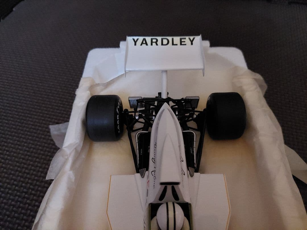 PMA 1/18 マクラーレン M23 Yardley #7 D.Hulmu