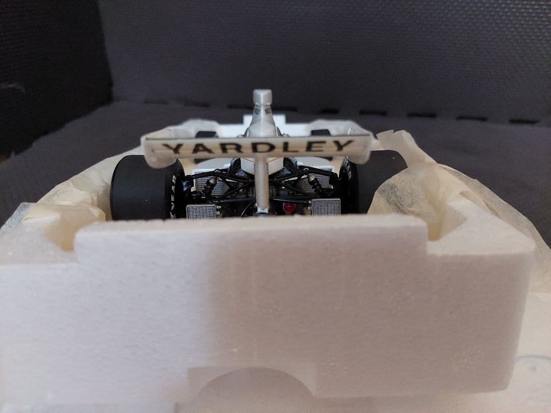 PMA 1/18 マクラーレン M23 Yardley #7 D.Hulmu