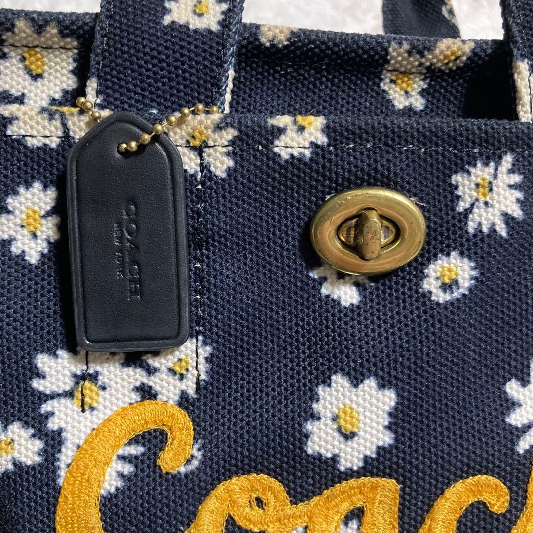 美品　現行　コーチ　ショルダーバッグ　カーゴ トート 26・フローラル プリント