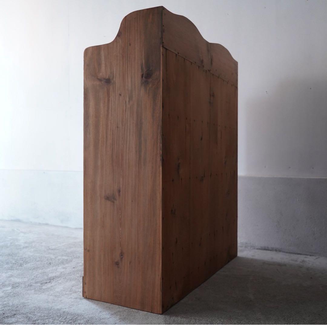 ガラス引戸のキャビネット