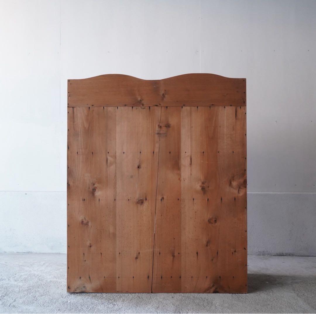 ガラス引戸のキャビネット