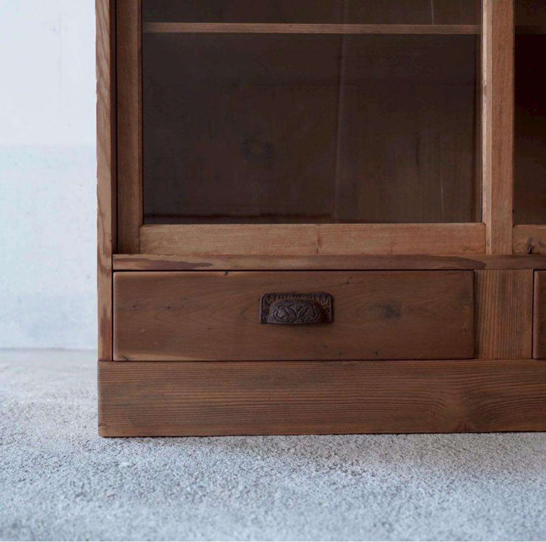 ガラス引戸のキャビネット